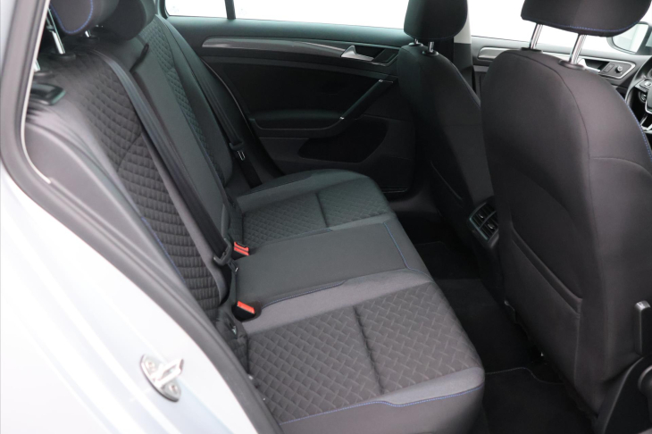 Volkswagen Golf 2.0 TDI 110kW DSG LED Join Tažné