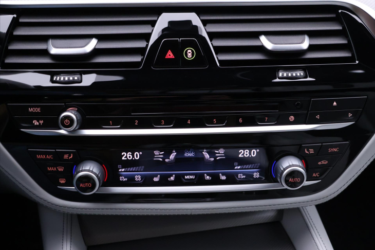 BMW M5 4,4 V8 441kW xDrive Individual DPH CZ