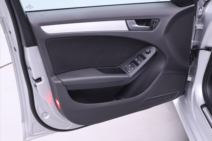 Audi A4 2,0 TDI 105kW S-line Navi Xenon