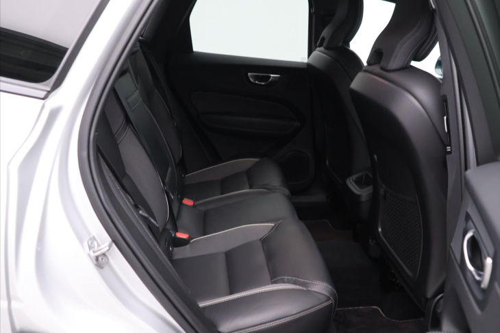 Volvo XC60 2.0 B4 145kW R-Design CZ Aut.