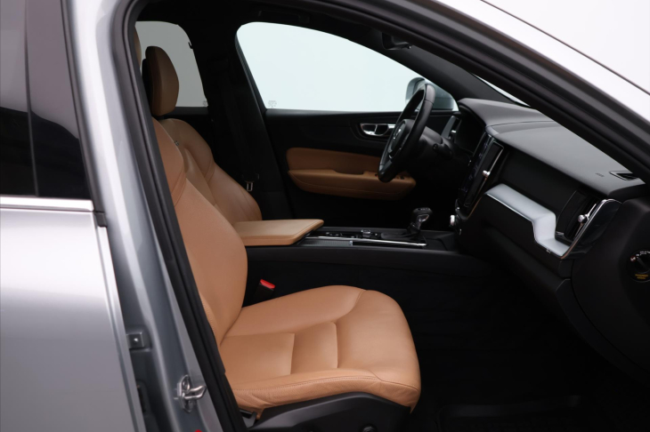 Volvo XC60 2,0 140KW D4 Momentum AWD Auto
