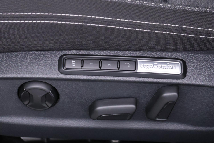 Volkswagen Passat 2,0 TDI DSG IQ Light 1.Maj DPH