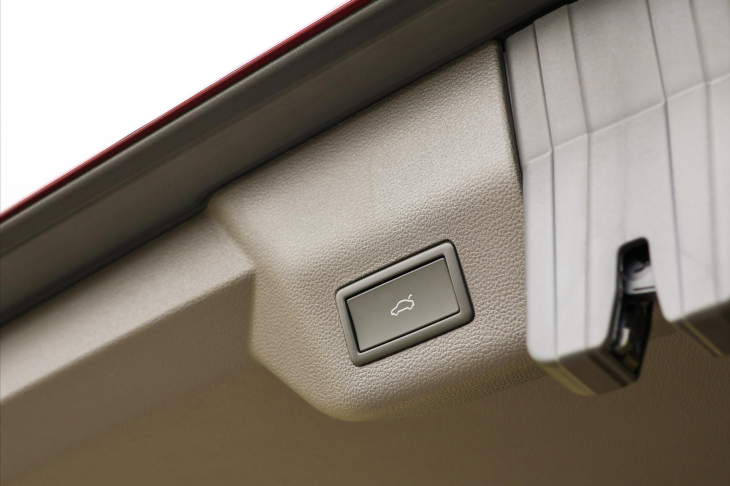 Volkswagen Multivan 2,0 TDI DSG Long Style 7-Míst