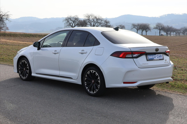 Toyota Corolla 1,8 Hybrid e-CVT 1.Maj DPH GR