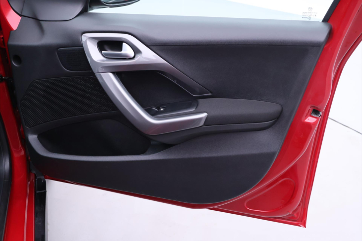 Peugeot 2008 1,2 PT 61kW CZ Klima Panorama