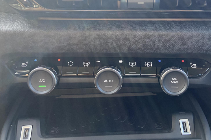 Citroën C4 1,2 PT 96kW Shine Aut Kůže HUD