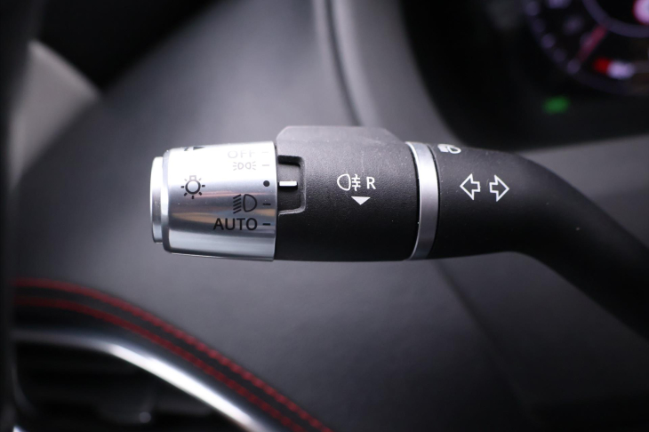 Jaguar XE 2,0 P300 221kW R-Dynamic DPH