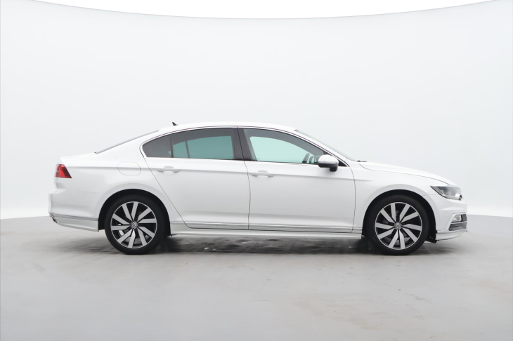 Volkswagen Passat 2,0 TDI 140kW DSG R-line CZ