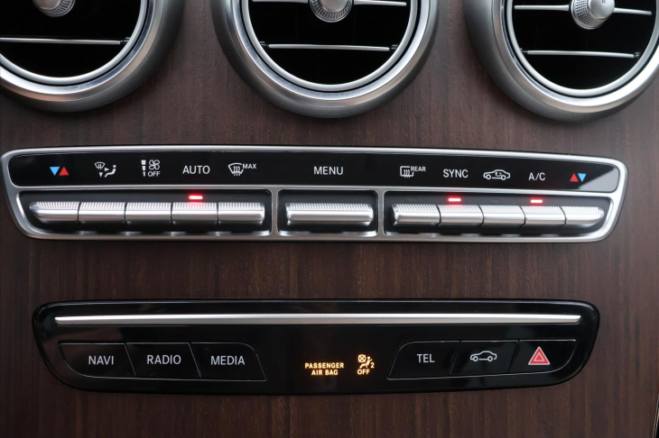 Mercedes-Benz Třídy C 2,0 C300 190kW CZ AMG paket