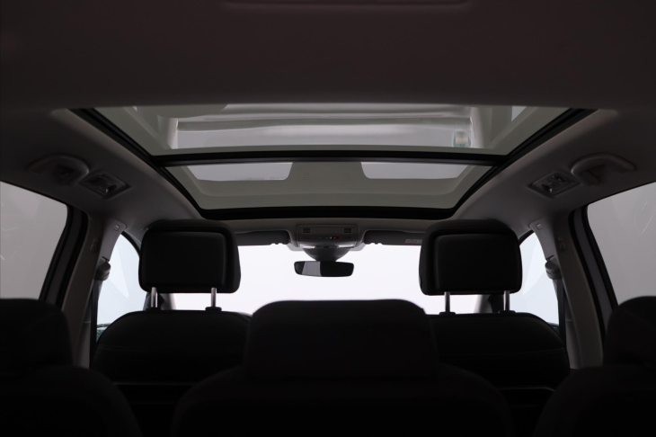 Volkswagen Touran 2,0 TDI DSG R-Line 1.Maj DPH