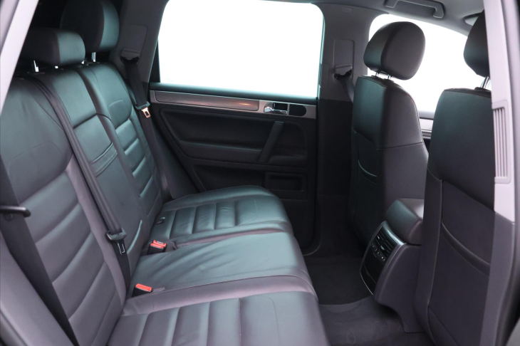 Volkswagen Touareg 3,0 TDi 176kW CZ 4M Serv.kniha