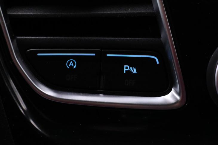 Ford Tourneo Custom 2,0 TDCi Aut. CZ 8-Míst L2 DPH