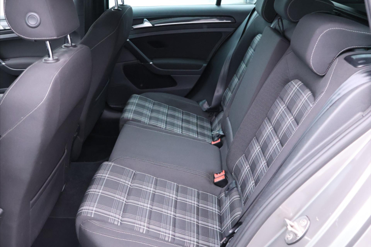 Volkswagen Golf 2,0 TDI 135kW DSG Serv.kniha