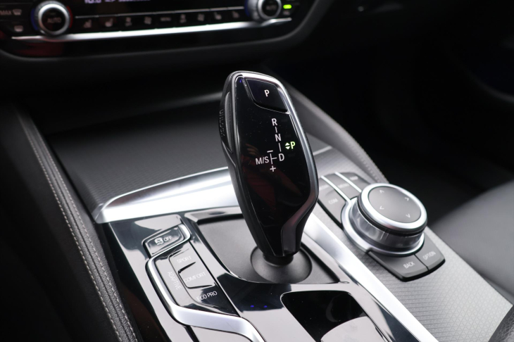 BMW Řada 5 3,0 530d xD CZ M-Sport HUD DPH
