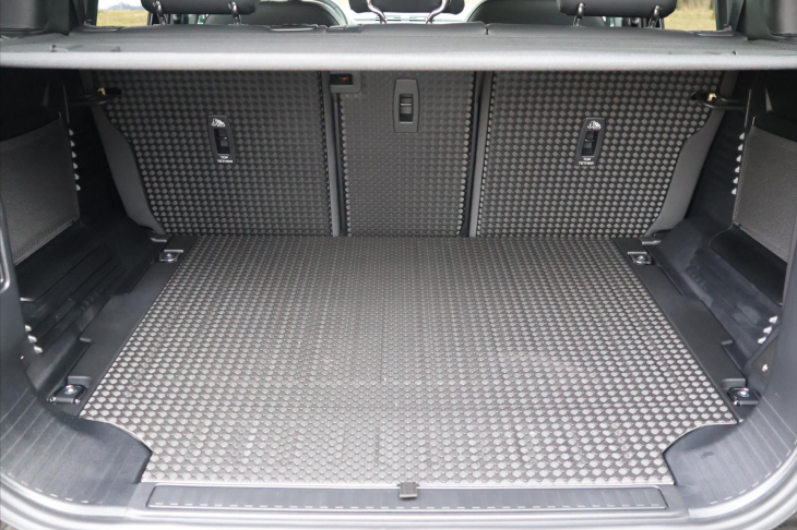 Land Rover Defender 5,0 110 P425 X-DYNAMIC CZ DPH