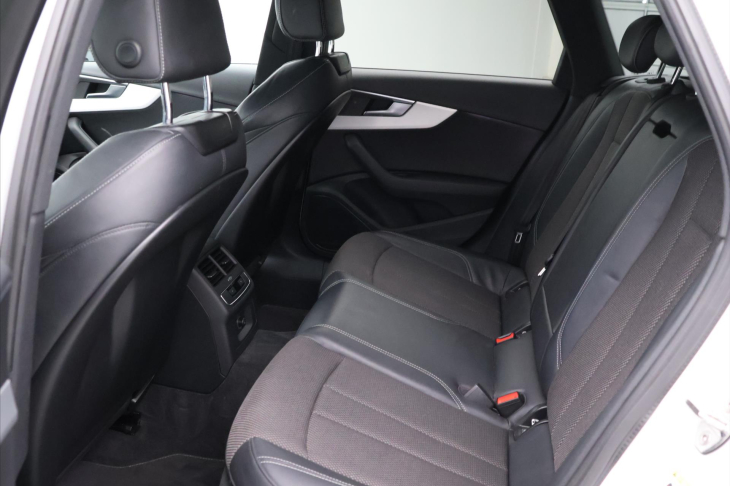 Audi A4 2,0 TDI 110kW Aut. S-line CZ