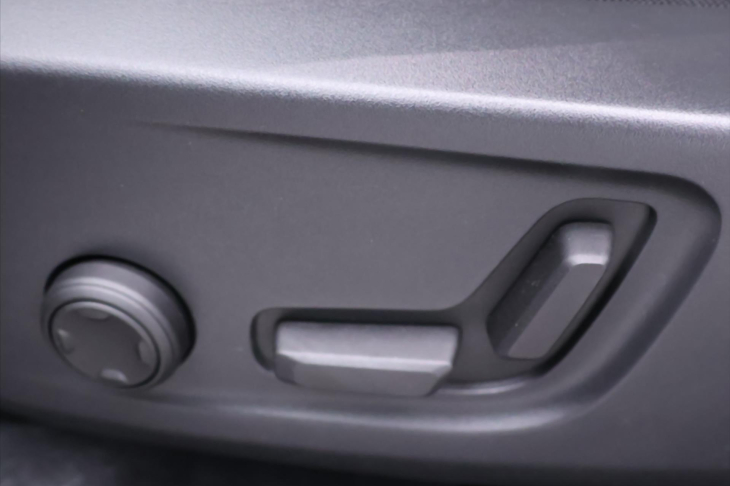 Volvo XC40 2,0 B4 145kW DCT Plus Dark DPH