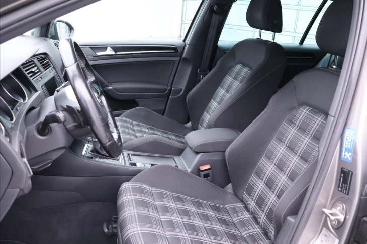 Volkswagen Golf 2,0 TDI 135kW DSG Serv.kniha