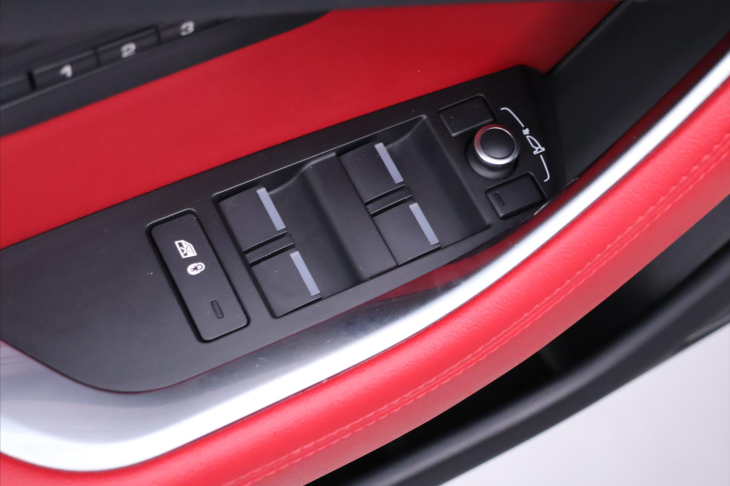 Jaguar XE 2,0 P300 221kW R-Dynamic DPH