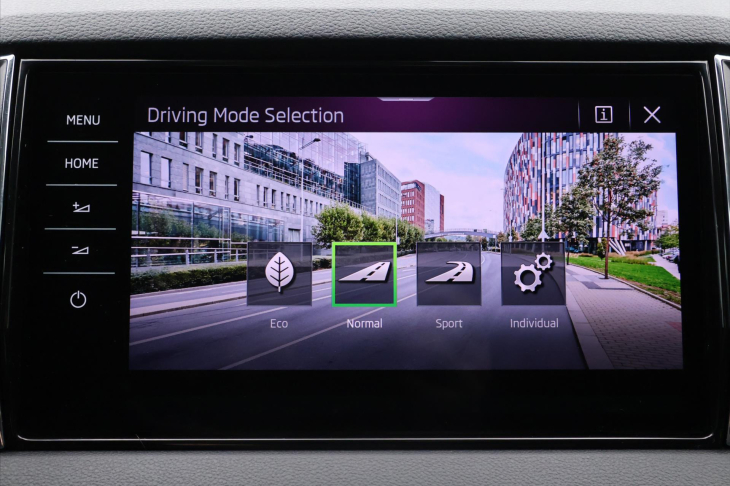 Škoda Karoq 2,0 TDI DSG Style Virtual DPH