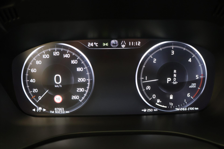Volvo XC60 2.0 B4 145kW R-Design CZ Aut.