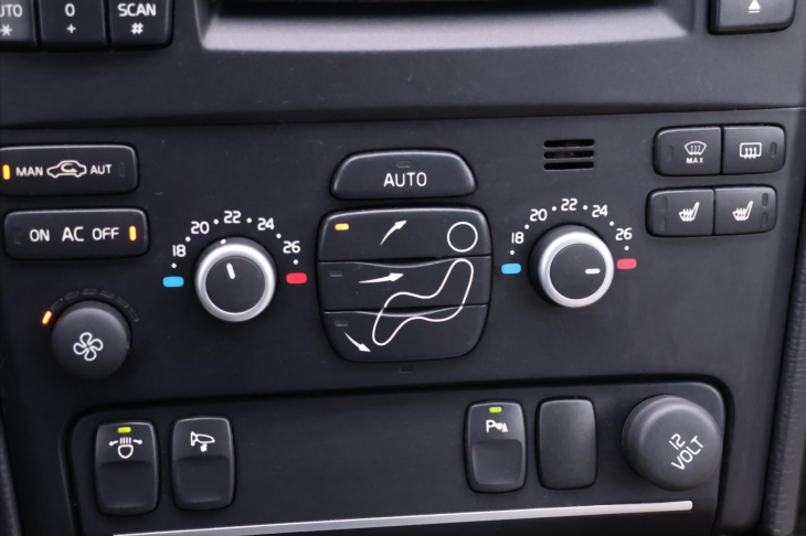 Volvo XC90 2,4 D5 147kW AWD Summum 7-Míst