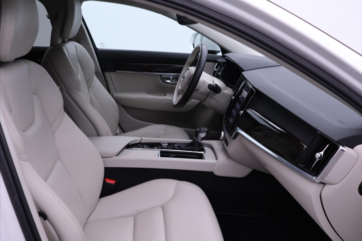 Volvo V90 2,0 D4 AWD Aut CZ Momentum DPH