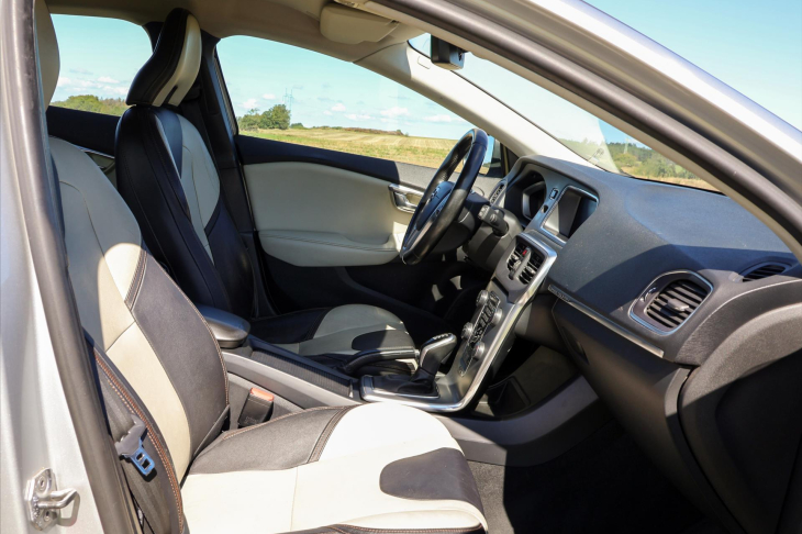 Volvo V40 2,0 D2 Aut. Cross Country 1Maj