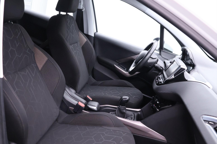 Peugeot 2008 1,2 PT 81kW Aut.klima CZ