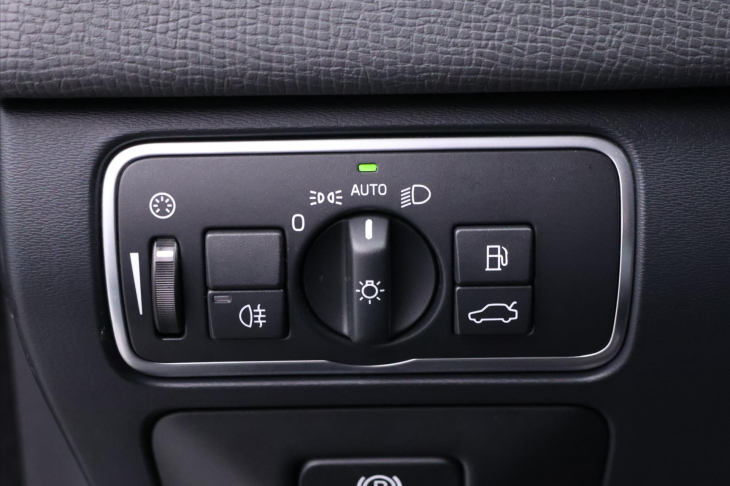 Volvo XC60 2,4 D5 AWD R-Design Serv.Kniha