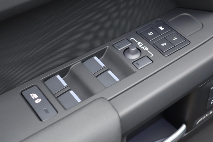 Land Rover Defender 5,0 110 P425 X-DYNAMIC CZ DPH