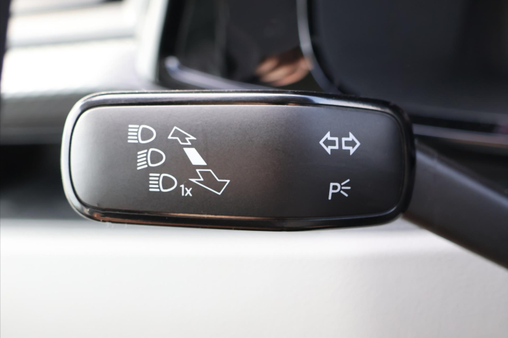 Volkswagen Transporter 2,0 TDI DSG DR 8-Míst Bulli