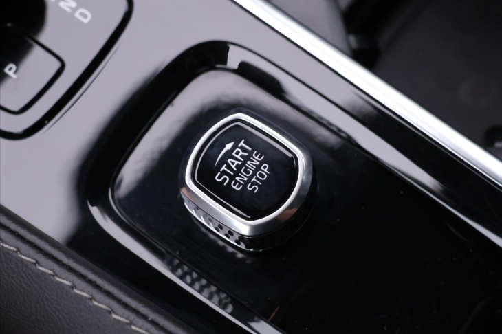 Volvo XC90 2,0 B5 AWD 173kW 1.Maj DPH CZ