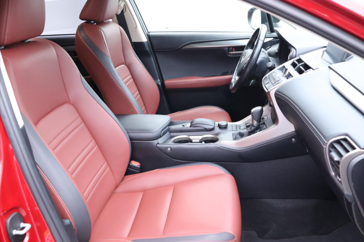 Lexus NX 300h 2,5 145kW Aut. 4WD Luxury DPH