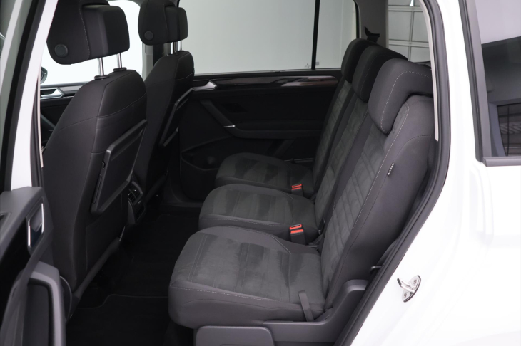 Volkswagen Touran 2,0 TDI DSG R-Line 1.Maj DPH