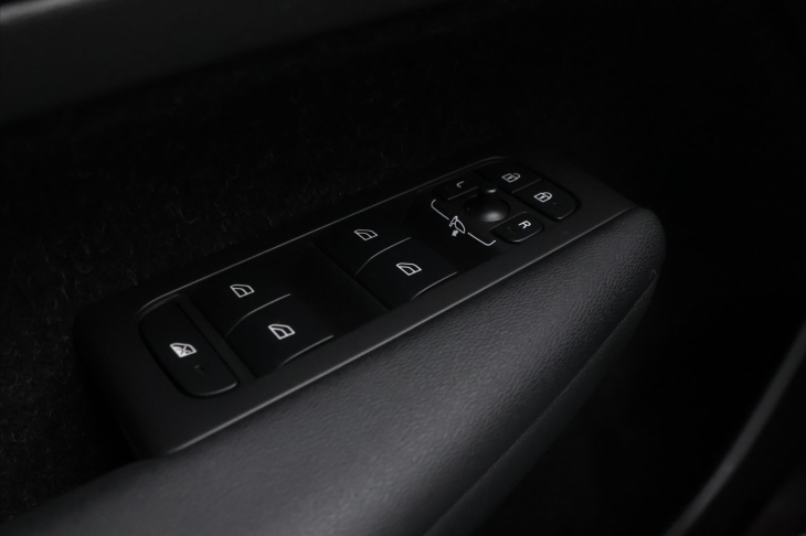 Volvo XC40 2,0 T4 Drive-E 140kW CZ R-Design
