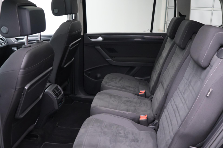 Volkswagen Touran 2,0 TDI DSG Highline 7Míst DPH