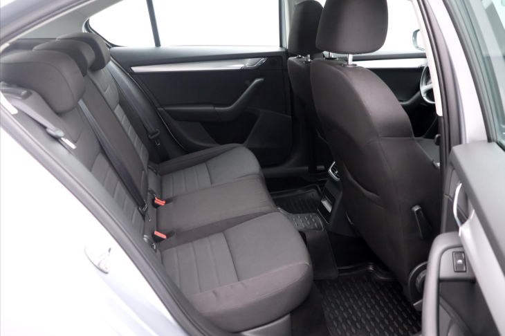 Škoda Octavia 1,6 TDI 77 kW Elegance Aut.klima