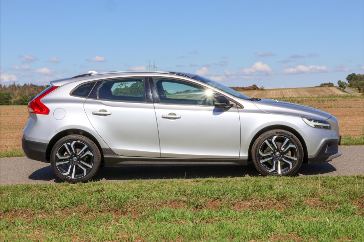 Volvo V40 2,0 D2 Aut. Cross Country 1Maj