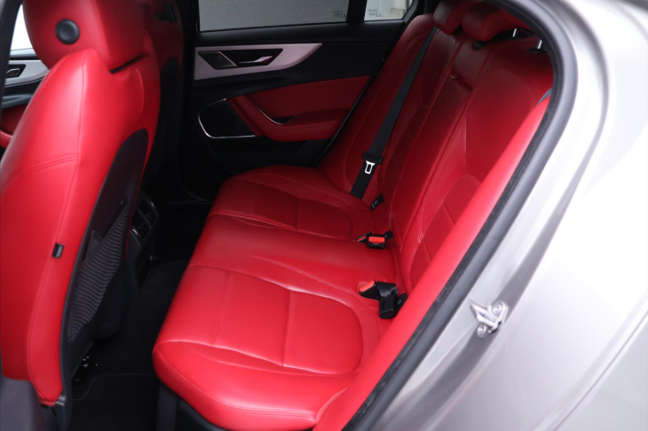 Jaguar XE 2,0 P300 221kW R-Dynamic DPH