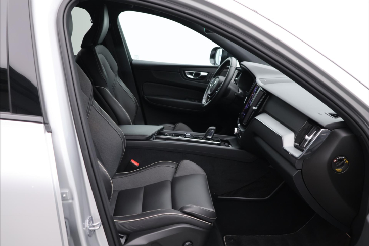 Volvo XC60 2.0 B4 145kW R-Design CZ Aut.