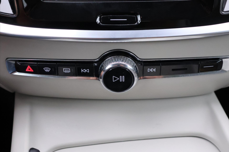 Volvo V60 2,0 D3 110kW Drive-E Momentum CZ