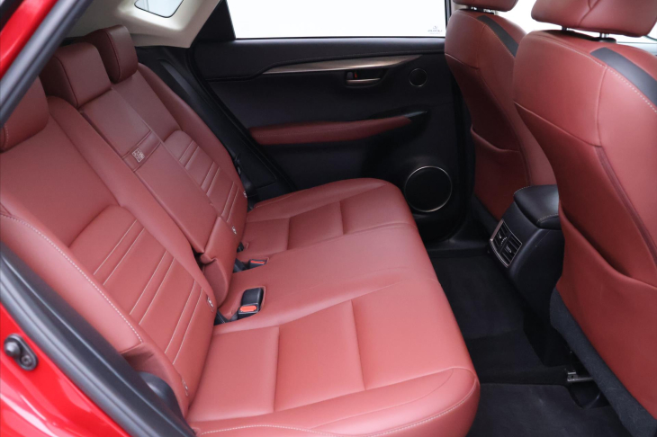 Lexus NX 300h 2,5 145kW Aut. 4WD Luxury DPH