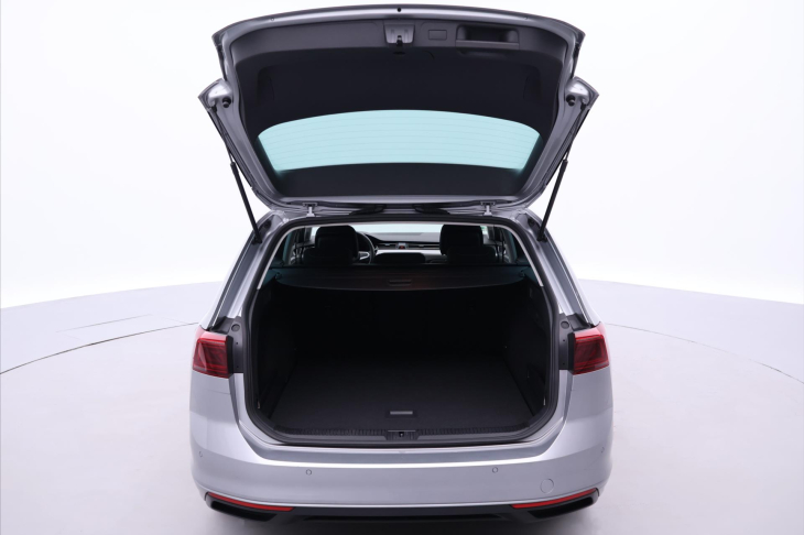 Volkswagen Passat 2,0 TDI DSG IQ Light 1.Maj DPH