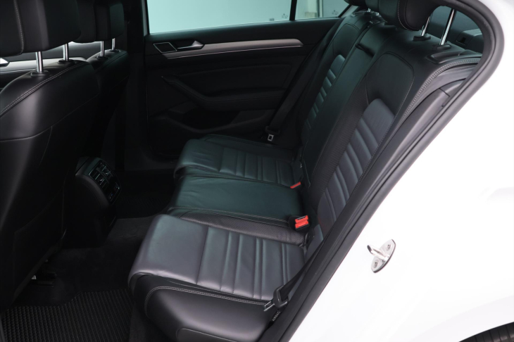 Volkswagen Passat 2,0 TDI 140kW DSG R-line CZ