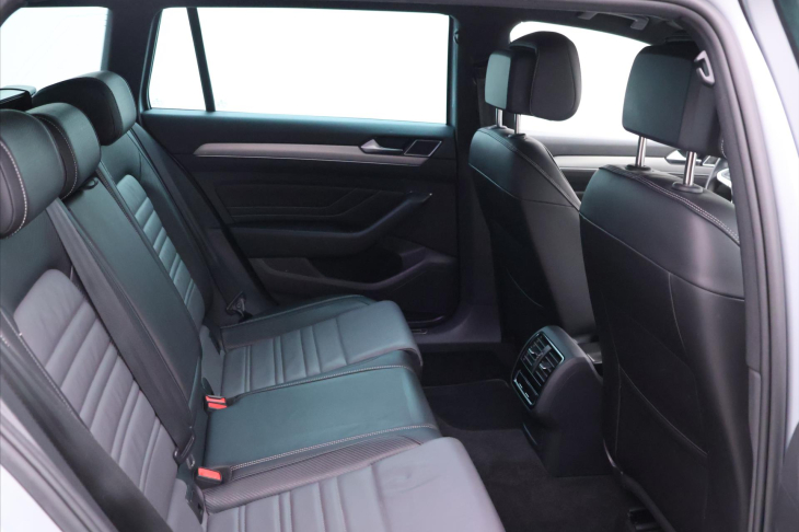 Volkswagen Passat 2.0 TDI DSG R-LINE Matrix