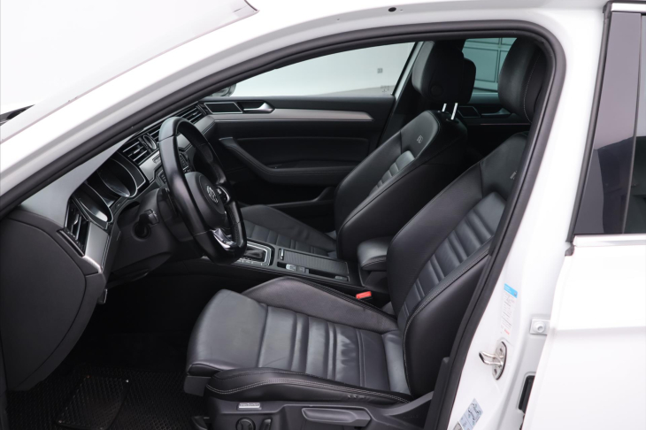 Volkswagen Passat 2,0 TDI 140kW DSG R-line CZ