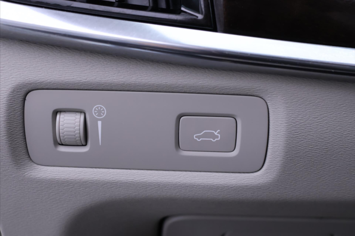 Volvo V90 2,0 D4 AWD Aut CZ Momentum DPH