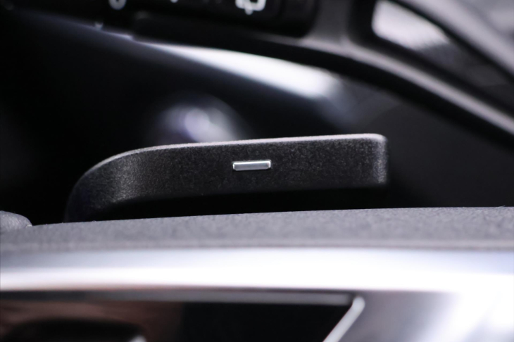 Mercedes-Benz Třídy C 1,5 200 150KW LED Navi