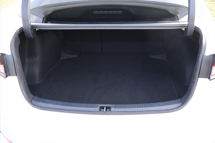 Toyota Corolla 1,8 Hybrid e-CVT 1.Maj DPH GR